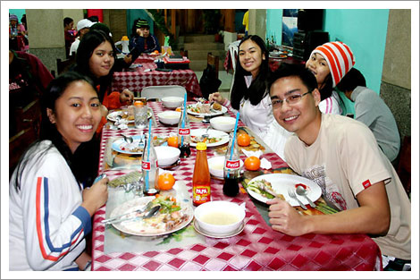 Shean, Clauds, Chesca, Patti, Mico having dinner