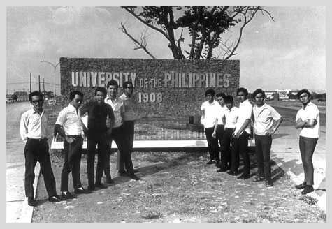 Upsilonians at the entrance to University Avenue